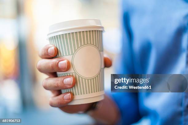 hand holding takeaway coffee - plastikbecher stock-fotos und bilder