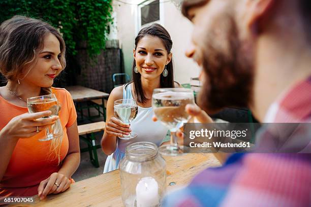 friends drinking spritzer at outdoor pub - heuriger stock-fotos und bilder