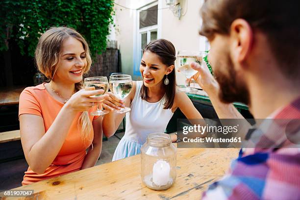 friends drinking spritzer at outdoor pub - heuriger stock-fotos und bilder