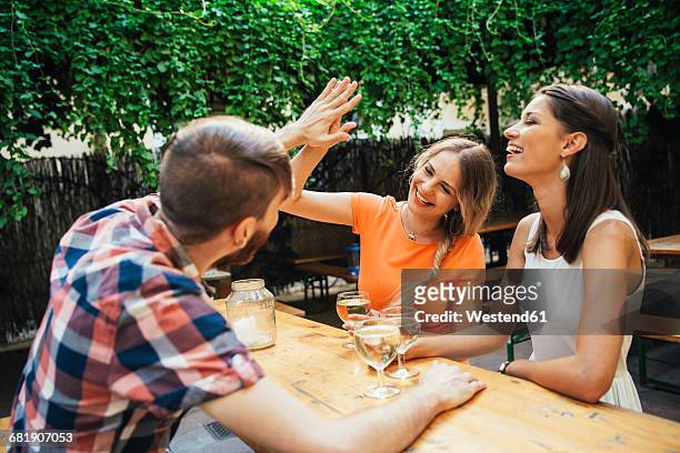 happy friends drinking spritzer at outdoor pub - white wine spritzer stock pictures, royalty-free photos & images