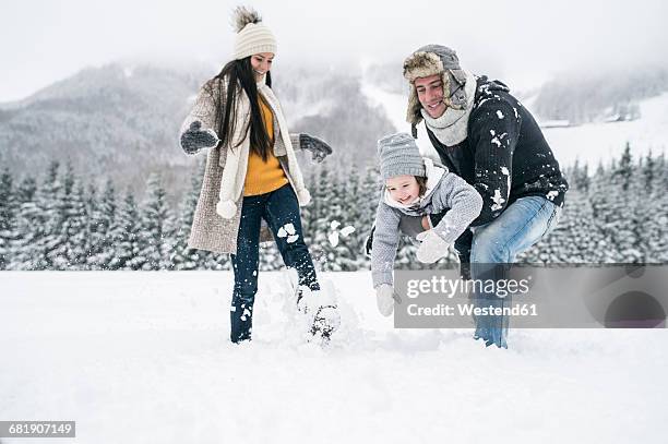 happy family in winter landscape - family in snow mountain stockfoto's en -beelden