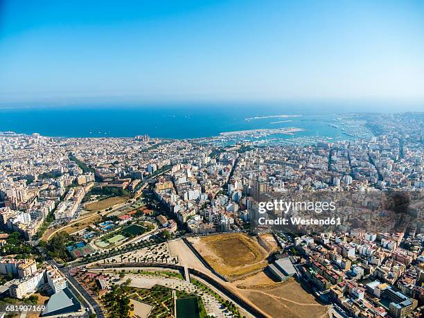 spain, mallorca, palma de mallorca, aerial view of old town and bay - palma mallorca stock-fotos und bilder