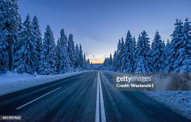 germany, lower saxony, harz national park, road in winter - deep snow stockfoto's en -beelden
