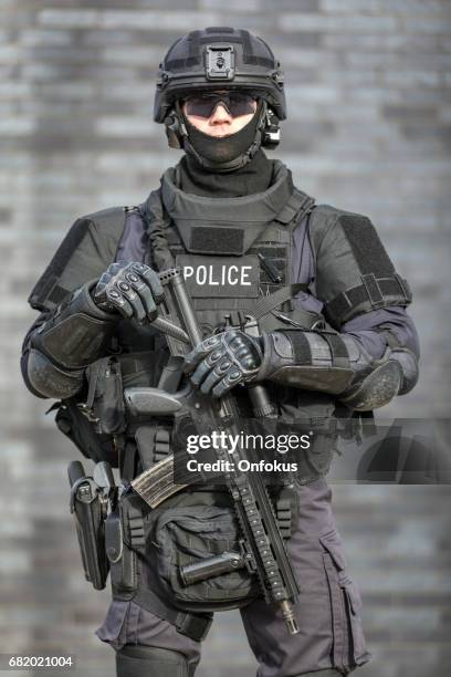 swat police officer tegen muur - special forces stockfoto's en -beelden