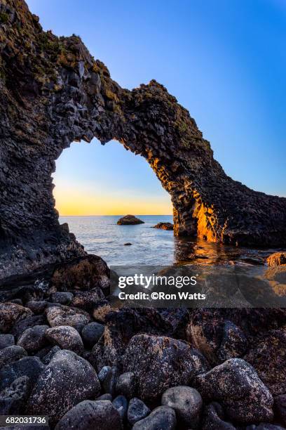 arnarstapi  sea arch - arnarstapi stockfoto's en -beelden