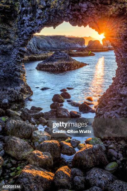 arnarstapi  sea arch - arnarstapi stockfoto's en -beelden