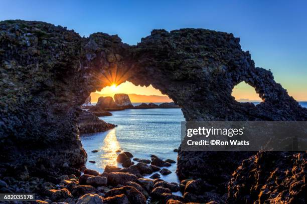 arnarstapi  sea arch - arnarstapi stockfoto's en -beelden