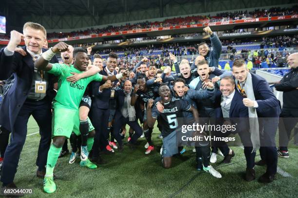 Goalkeeper Andre Onana of Ajax, coach Peter Bosz of Ajax, Amin Younes of Ajax, Donny van de Beek of Ajax, Joel Veltman of Ajax, Nick Viergever of...