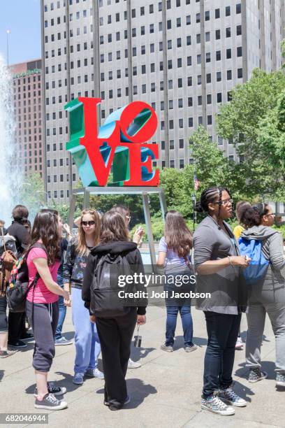teen girls visiting the "love" sculpture in jfk plaza, philadelphia - john f kennedy plaza philadelphia stock pictures, royalty-free photos & images