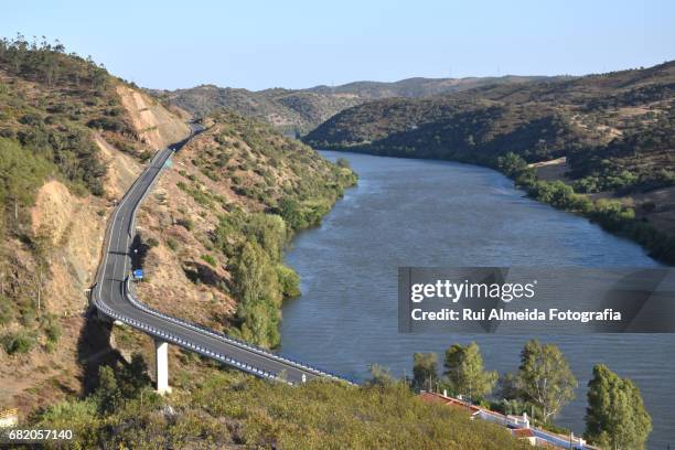 barragem do pomarão, mértola, fronteira entre portugal e espanha - fronteira foto e immagini stock