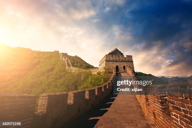 chinesische mauer bei sonnenuntergang - chinesische mauer stock-fotos und bilder