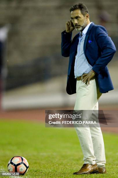 Coach Gustavo Matosas of Paraguay's Cerro Porteno, gives instructions to his players during their Copa Sudamericana 2017 football match against...