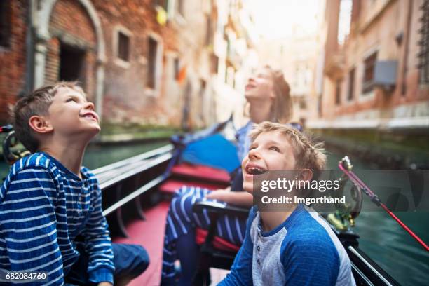 barnen njuter gondola ride i venedig, italien - venice italy bildbanksfoton och bilder