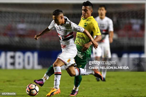 Neilton of Brazils Sao Paulo vies for the ball with Leonel Miranda of Argentina's Defensa y Justicia during their 2017 Copa Sudamericana football...