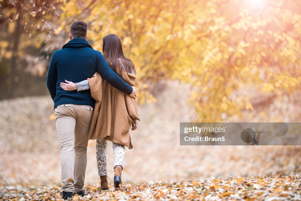 Vista Posterior De Una Pareja Abrazada En Día De Otoño Foto de stock - Getty Images Vista Posterior De Una Pareja Abrazada En Día De Otoño Foto de stock - Getty Images