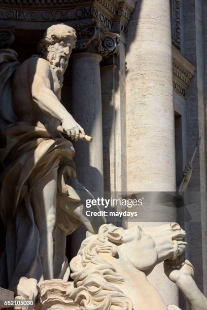 rome, trevi fountain - statua stock-fotos und bilder
