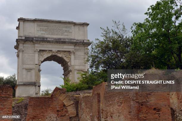 arco di tito (arch of titus), forum romanum, rome - arco de tito photos et images de collection