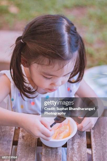 toddler girl having the best moment of summer refreshmenr - suphat bhandharangsri stock pictures, royalty-free photos & images