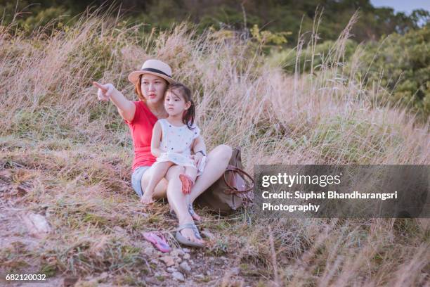 mother & daughter spot something interesting - suphat bhandharangsri stock pictures, royalty-free photos & images