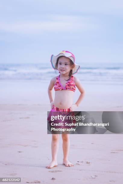 toddler girl looking at something funny - suphat bhandharangsri stock pictures, royalty-free photos & images