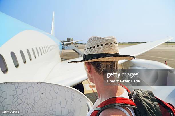 woman boarding plane - gapyear imagens e fotografias de stock