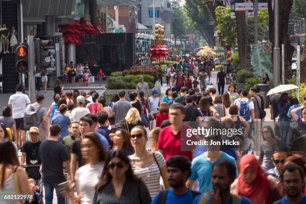 weekend crowds on singapore's orchard road. - singapore people stock-fotos und bilder