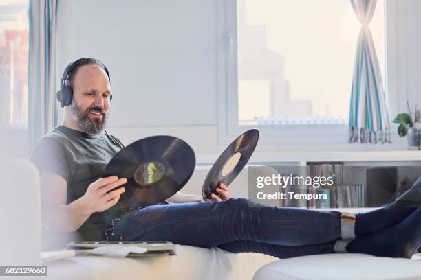 hipster middelste leeftijd man thuis in barcelona. - vinylplaat stockfoto's en -beelden