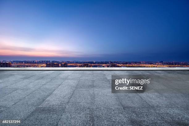 the roof parking lot - cloudy day office building stockfoto's en -beelden