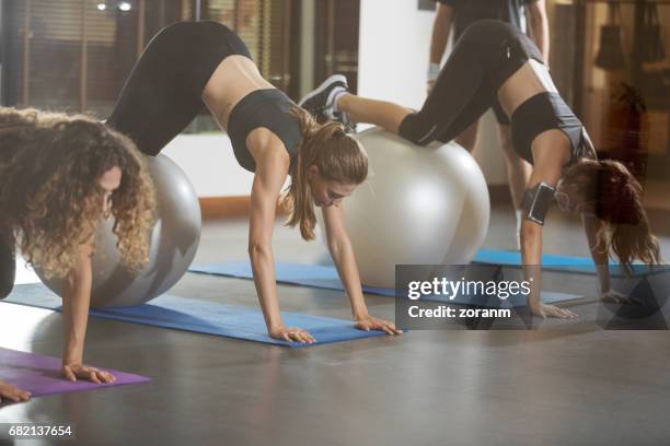 健身球類 - yoga ball work 個照片及圖片檔