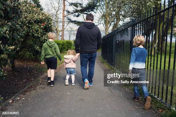 family walking together - familie met drie kinderen stockfoto's en -beelden