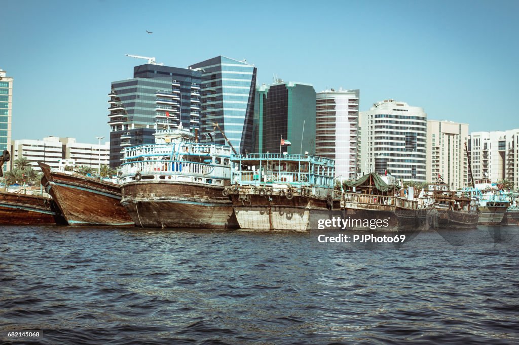 Angelboote/Fischerboote am Dubai Creek an deck