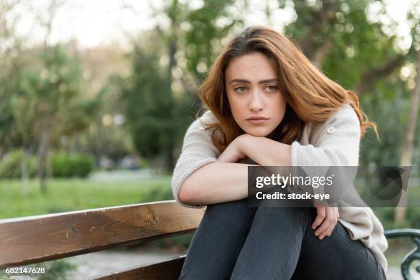 depressie bij vrouwen - depressie verdriet stockfoto's en -beelden