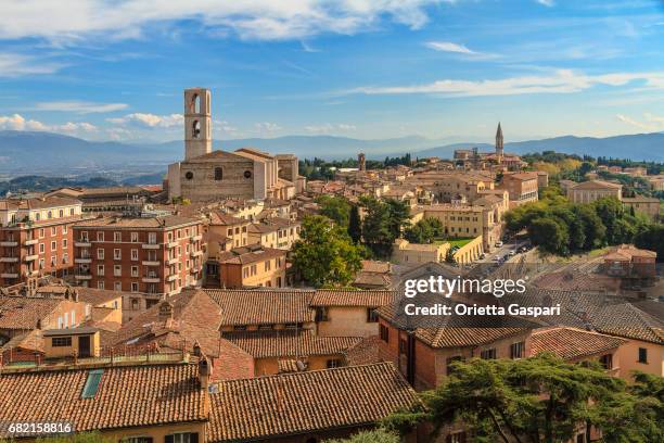 una impresionante vista de perugia en un día soleado. umbria, italia - perugia fotografías e imágenes de stock