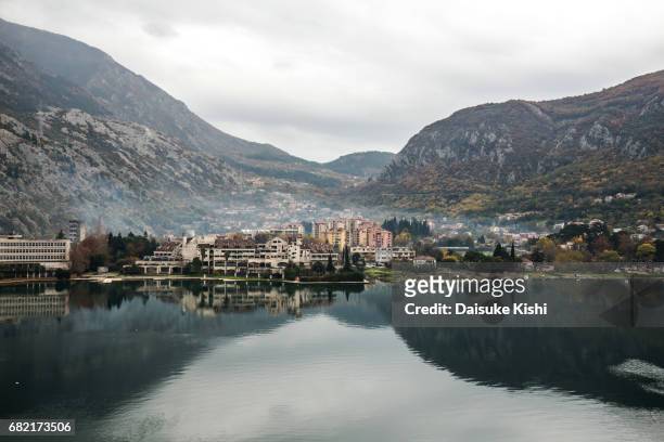 the scenery of kotor, montenegro - 山 - fotografias e filmes do acervo
