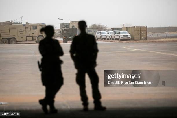 Silhouettes of two soldiers on a UN base in Mali on April 07, 2017 in Gao, Mali.