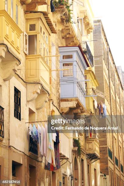 calles de malta - calle urbana stockfoto's en -beelden