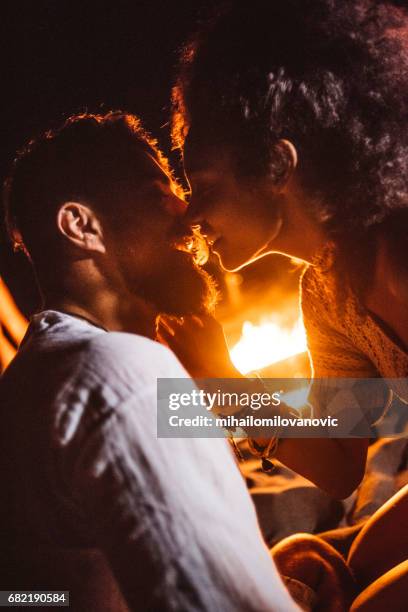 jovem casal a ter um momento na praia - black women kissing white men - fotografias e filmes do acervo