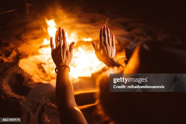 handen warming-up open haard - brand name stockfoto's en -beelden