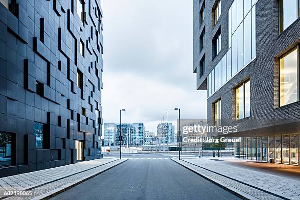 city street at dusk - immeuble moderne photos et images de collection