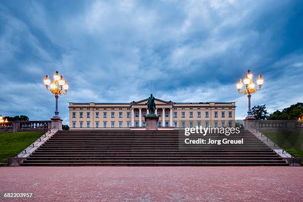 royal palace at dawn - palácio real de oslo - fotografias e filmes do acervo