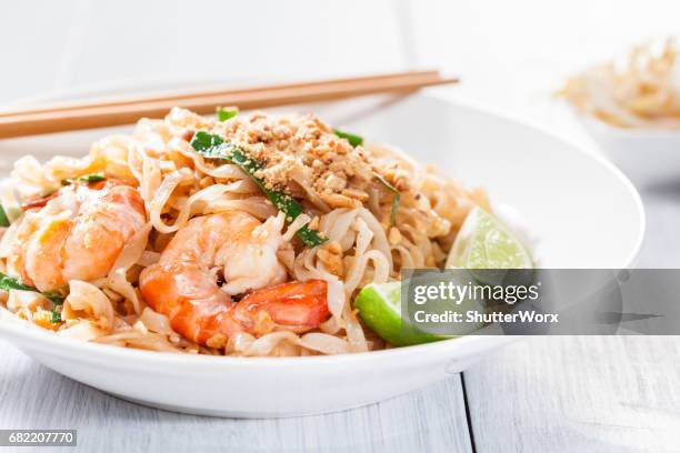 pad thai stir fried asian noodles with shrimp, egg, tofu and bean sprouts - nuoc cham stock pictures, royalty-free photos & images