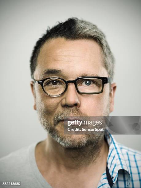 twee geconfronteerd man tegen een grijze achtergrond - symmetry stockfoto's en -beelden