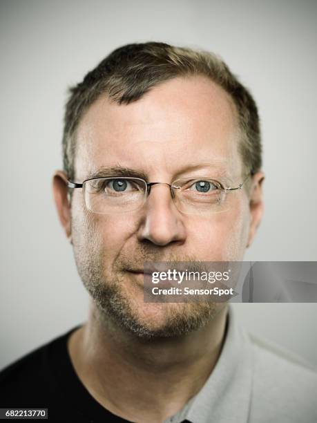 twee geconfronteerd man tegen een grijze achtergrond - schizofrenie stockfoto's en -beelden
