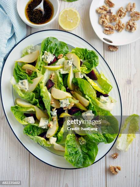 gezonde salade van summer cos - bindsla stockfoto's en -beelden