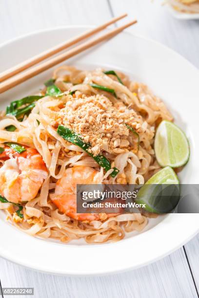 pad thai stir fried asian noodles with shrimp, egg, tofu and bean sprouts - nuoc cham stock pictures, royalty-free photos & images