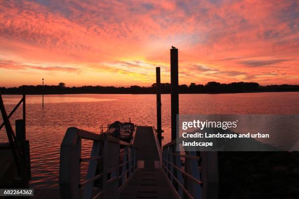 staircase in a harbor at sunrise - ciel rouge foto e immagini stock