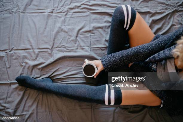 ich mag meinen kaffee am morgen im bett zu trinken - beinwärmer stock-fotos und bilder