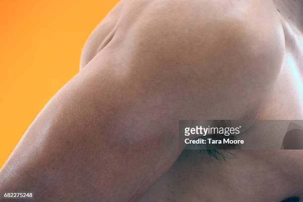 male muscles arm - over shoulder man stockfoto's en -beelden
