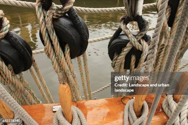 cordage of an old boat - bateau à voile 個照片及圖片檔