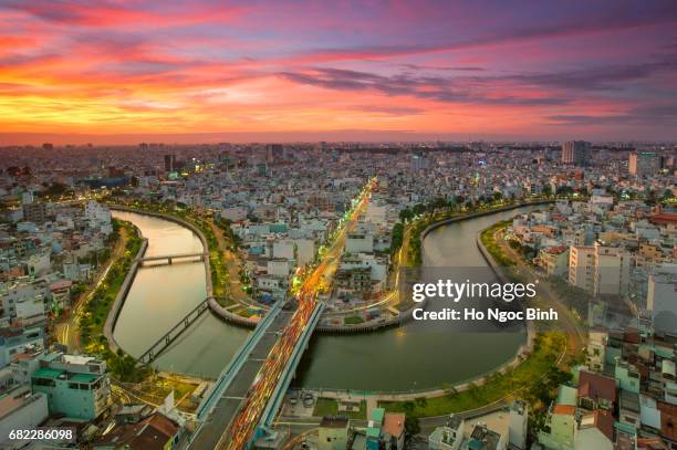 beautiful sunset over downtown saigon - the biggest city in vietnam - ho chi minh city stock-fotos und bilder